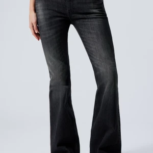 Svarta bootcut jeans - Snygga svarta lowwaist bootcut jeans. Säljer dem då de är lite stora på mig. Jeansen är i modellen Flame. Är inte helt säker på storleken men har för mig att de är i storlek S. Har ett par likadana i blå på min profil! Gå gärna in och kolla!🫶