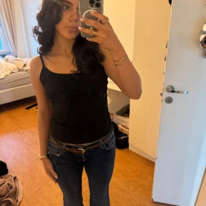 Lågmidjade LTB jeans - Ett par väldigt fina lågmidjade flared ltb jeans i strl 28/30(inga defekter). Original pris=800kr