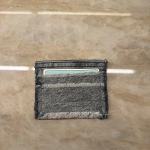 Grå jeansplånbok - Grå korthållare i återvunnet jeans som är hållbar, unik och handgjord med snygg fransig look. Korthållare har två fickor som rymmer flera olika kort samtidigt.