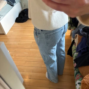 Lågmidjade jeans - Säljer dessa lågmidjade jeans från weekday i storleken 27/32🩵🩵 Modell Arrow low!! Skriv vid frågor eller fler bilder!! Ord pris.590 