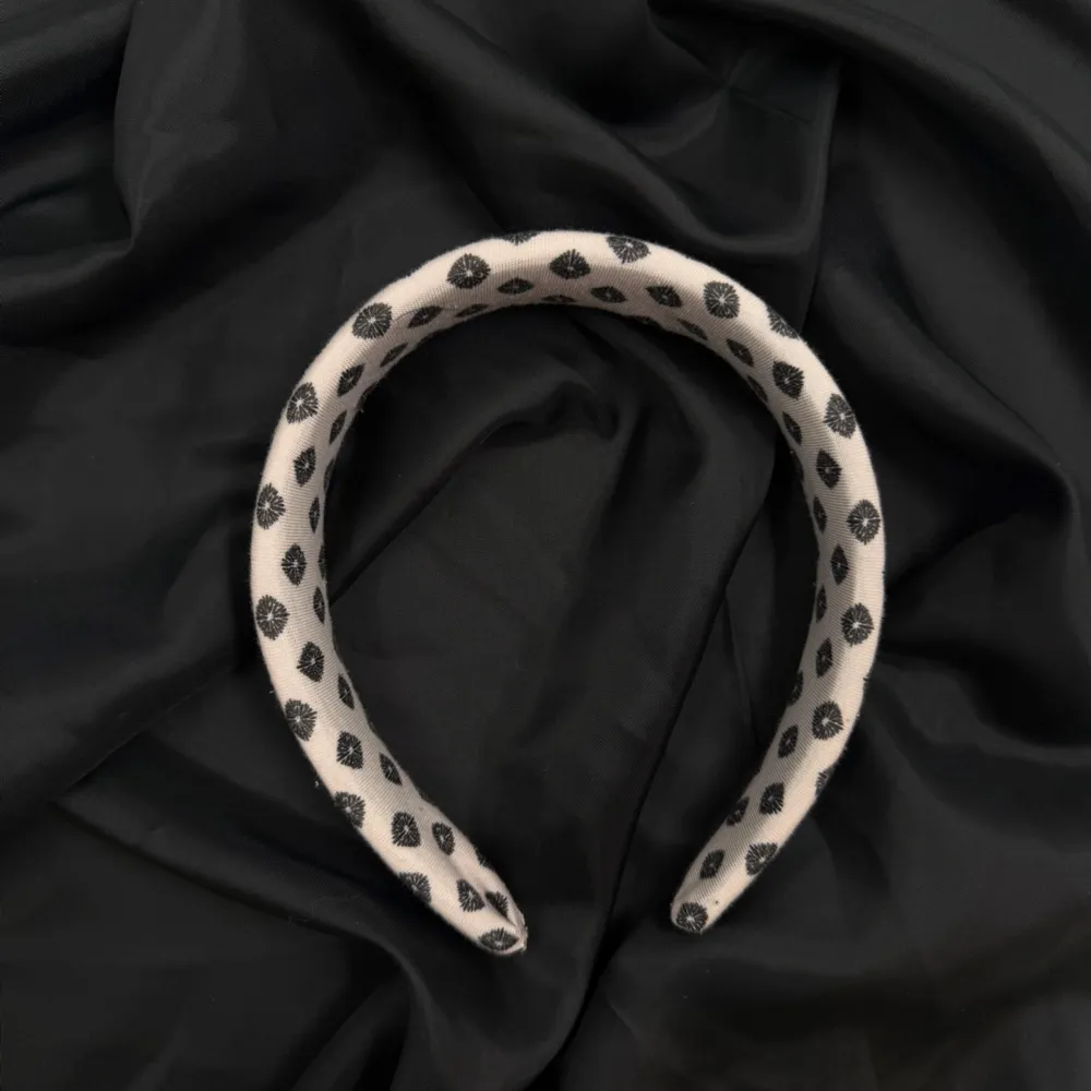 Snyggt diadem med svartvita prickar. Perfekt för att ge din outfit en extra touch. Passar till både vardag och festliga tillfällen.. Asusteet.