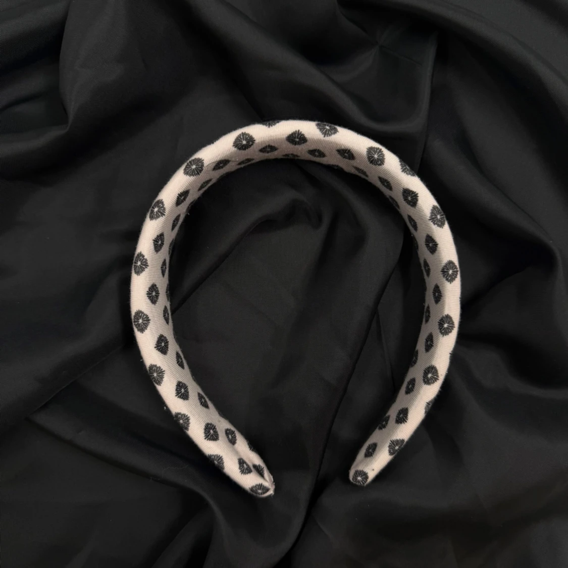 Prickigt diadem i svart och vitt