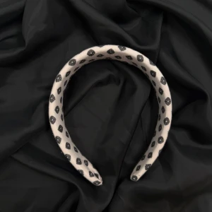 Prickigt diadem i svart och vitt - Snyggt diadem med svartvita prickar. Perfekt för att ge din outfit en extra touch. Passar till både vardag och festliga tillfällen.