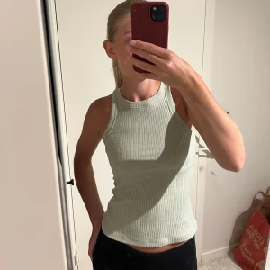 Topp Vero Moda - Säljer denna mintgröna topp från Vero Moda, använd en gång så precis som ny! Så fin i färgen. Storlek XS