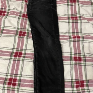 Svarta jeans från Dressmann - Snygga svarta jeans från Dressmann i slim fit. Säljer dom pågrund av att dom är lite små för mig, pris kan diskuteras dm vid intresse