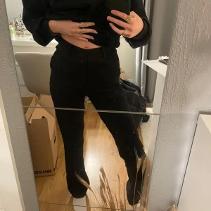 Kostymbyxor - Svarta kostymbyxor från bikbok, kom aldrig till användning. Storlek 34. Jag är 168 och dom sitter bra🥰   130kr