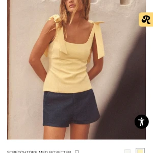 Gul Zara topp - Säljer den slutsålda toppen från Zara i storlek S, toppen har en liten fläck men som inte märks av 