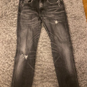 Svarta replay anbass med slitningar - Svarta/gråa replay anbass jeans med slitningar w29,L32