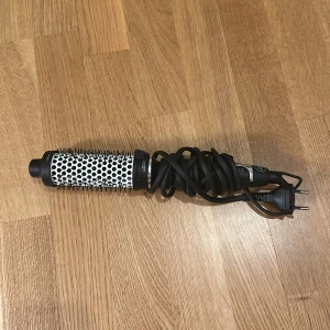 Björn Axén värmeborste 38mm - Den är köp för 6 månader sen för 450kr. Säljer eftersom jag inte får den använt och har bara varit i bruk 3 gånger. Ingen tecken på användning 