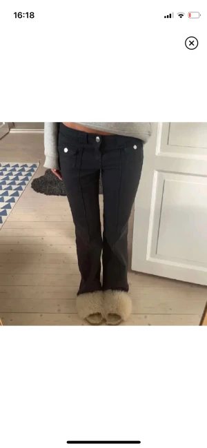 Svarta byxor  - Säljer dessa snygga jeans jag köpte på Plick men tyvärr passade de inte mig🙌🏽💕💕💕