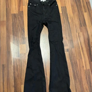 Svarta bootcut jeans från 157 - Snygga svarta bootcut jeans från 157. De har en klassisk femficksdesign och stängs med dragkedja och knapp. Perfekta för en stilren look. Storlek S. Full längd. Använda knappt 2 gånger. Mycket fint skick! Stretchiga.