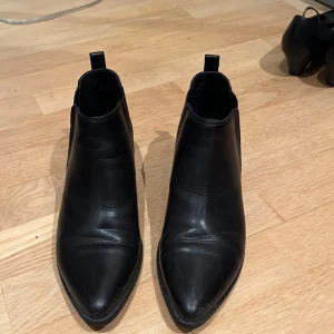 Svarta boots från Vagabond - Snygga svarta boots från Vagabond i skinn med spetsig tå och låg klack. Perfekta för en stilren look.