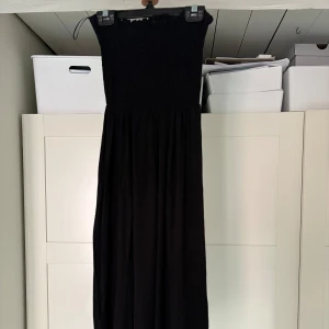 Svart midiklänning - Svarta super mjuk och skön bandeau midi klänning från gina. Likadan som den orangea/bruna