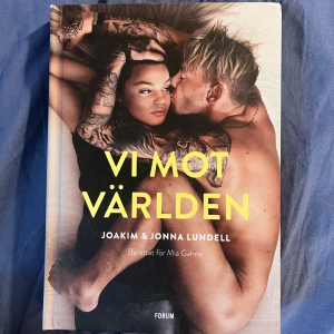 Vi mot världen - Riktig autograf i Boken 'Vi mot världen' av Joakim och Jonna Lundell, berättad för Mia Gahne, är en inspirerande berättelse om deras liv och utmaningar. Den ger en inblick i deras kärleksresa och kampen bortom strålkastarljuset. Perfekt för den som vill veta mer om deras liv och erfarenheter. 