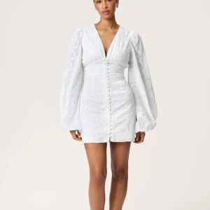 Vit kortklänning med v-ringning - Adoore klänning ny med prislapp, säljer för jag hann skicka tillbaka innan returrätten gick ut. Storlek 36 med prislapp kvar och säljs för 1200kr