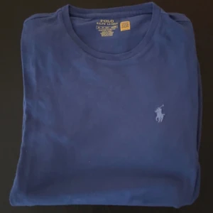 2 ralph lauren tshirts - 2 stycken ralph lauren tshirts, storlek xs, båda i bra skick!