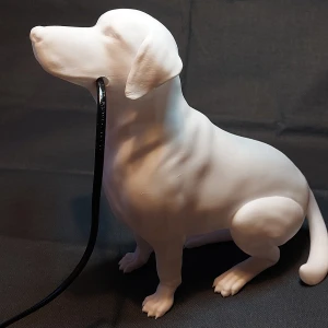 Vit labrador lampa - Super snygg lampa gjord av plast, med fina detaljer kommer denna labrador lysa upp ditt hem, perfekt att ge bort som present också. 