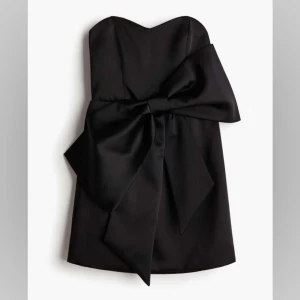 Svart bandå klänning - Svart bandå klänning med stor rosett. Använd endast en gång, som ny💗
