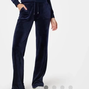 Mörkblå juciy byxor  - Jättesnygga juciy byxor använda ett antal många gånger men är som nya i storlek XS. Köpta för 1199kr eller om någon vill byta till XXS 