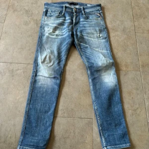Replay anbass - Ett par schyssta replay anbass jeans med lite slitningar och skön fade. Jeansen är i storlek W28L30 men passar mer som W30L31. Tveka inte på att höra av er om ni har frågor!