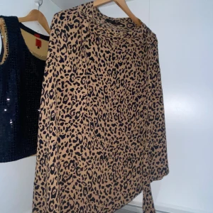 Leopardmönstrad kjol från Amisu - Snygg leopardmönstrad kjol från Amisu i brunt och svart.