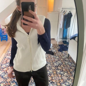 Vit fleeceväst med dragkedja - Säljer en mysig vit fleeceväst med dragkedja framtill. 