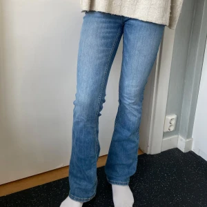Lowwaisted Bootcut-Jeans - Lowwaisted Bootcut-Jeans från Zara. De är i storlek S/36. Skriv om du har frågor eller vill ha fler bilder 💙