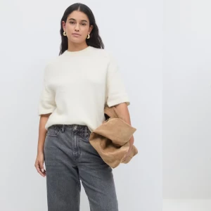 Stickad vit T-shirt  - Säljer nu denna stickade T-shirt, jätte bra skick då jag inte fått nån användning för den💕skriv för fler bilder eller vid frågor💕