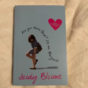 Are You There God? It's Me, Margaret. - Denna bok av Judy Blume handlar om Margaret Simon som just flyttat från New York City till förorten. Hon navigerar genom tonårens utmaningar som första behå, kyssar och mens, samtidigt som hon söker någon att anförtro sig åt. Perfekt för unga läsare som vill ha en relaterbar och engagerande berättelse.