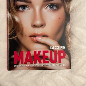 Makeup: En steg för steg-guide till den perfekta makeupen - Denna bok är en inspirerande guide till modern makeupkonst, fylld med djärva och kreativa knep. Perfekt för allt från naturlig vardagslook till bröllopsstyling. Lär dig om skuggor, konturer och läppfärg med hjälp av proffsens kunskap.