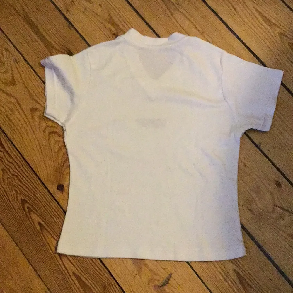 Säljer en klassisk vit t-shirt från Esprit med v-ringning och korta ärmar. Perfekt för en enkel och stilren look. Logotypen är tryckt på bröstet. Passar till många olika outfits!. T-paidat.