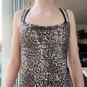 Leopardmönstrad topp - Snygg leopardmönstrad topp smala axelband och en åtsittande passform. Aldrig använd