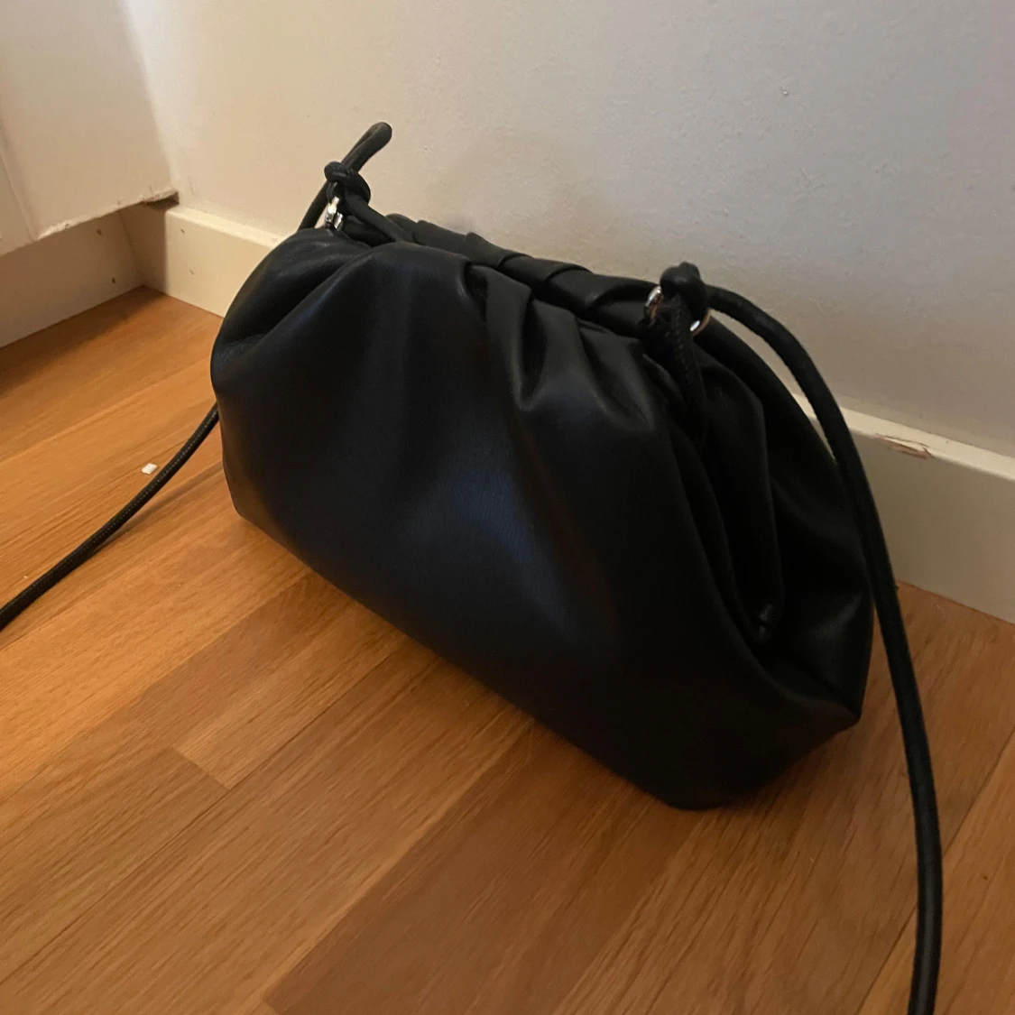Svart axelremsväska  - 1