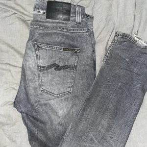 Nudie jeans grim tim  - Säljer nu mina nudie jeans Modell:Grim tim Färg: Pale Grey De är i ett skick där de är som snyggast, lite slitna på vissa ställen men det gör dem bara snyggare. Tveka inte på att skriva vid minsta fundering!😄
