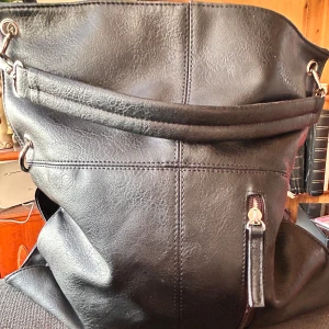 Vintageväska från MSK! - Svart vintage-skinnväska med stor kapacitet, handtag och snygga detaljer. Mått: 35 x 40 cm. Mycket fint skick!