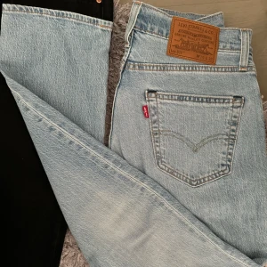 Garderobsrensning: pris på bild gäller, Levi's jeans - Garderobsrensning! Alla jeans är i jättegott skick och knappast använda. Vissa modeller finns inte alls att köpa längre. Pris kan diskuteras vid köp av flera plagg på min Plick då det är en stor rensning av kläder jag gör! Inga skambud tack 💕