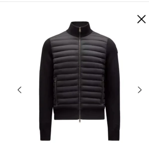 Svart quiltad jacka med dragkedja - Snygg svart jacka med quiltad framsida och dragkedja. Jackan har en hög krage och långa ärmar. Perfekt för en stilren look.