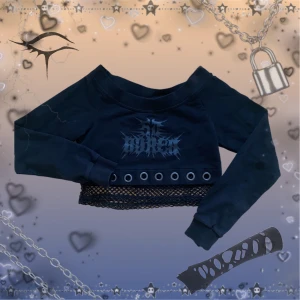 Killstar crop top  - Så facking dope långärmad crop top från Killstar i storlek L. Thriftad från Tradera. Bara testad av mig då den var för tight över bysten (skjut mig nu, snälla,) verkar vara extremt sparsamt använd av den tidigare säljaren. Snarare en M storlek eller för nån med mindre girls (boobies.) Eventuellt katthår tas såklart bort vid köp. 