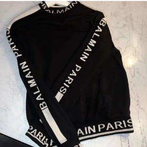 Balmain tröja - Säljer denna asfeta balmain tröjan för en billig peng. Tröjan är i ett super skick och otroligt snygg. Pris kan ju självklart diskuteras och hör av er vid funderingar // maxi