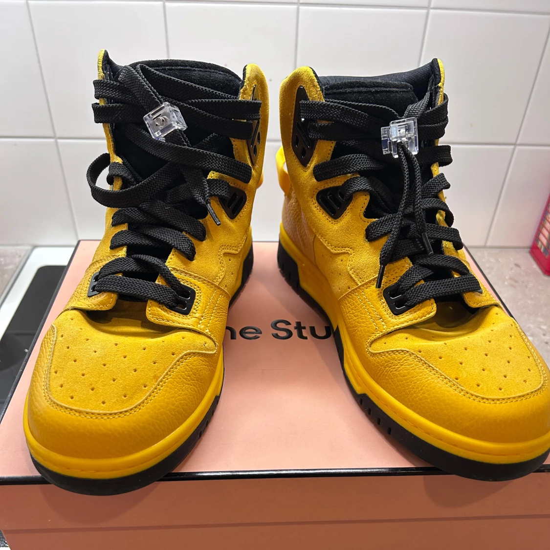 Gula sneakers med svarta detaljer