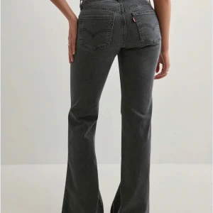 Grå jeansbyxor från Levis - Snygga grå jeansbyxor från Levis med en klassisk design. Byxorna har en låg midja och en bootcut-stil. Byxorna är helt nya med prislapp kvar! 