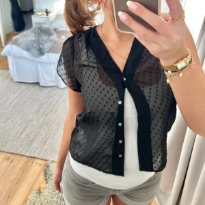 Prickig blus - Såå fin prickig blus med knappar😍😍