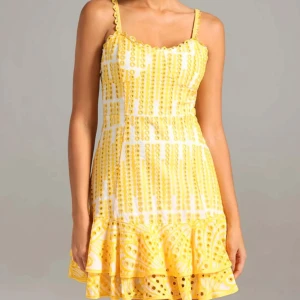 Miniklänning - Superfin klänning med prislappen kvar. Nypris är runt 1000 kr. Jag säljer då den den tyvärr inte passade mig🌼🌼