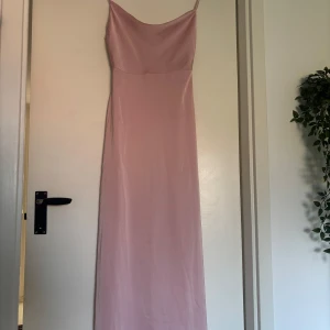 Rosa klänning - Rosa klänning, använd endast 1 gång, bra skick 