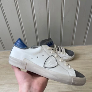 Philippe model skor (HELT NYA) - Säljer dessa sprillans nya Philippe model prsx skorna i storlek 43. Dessa är sjukt feta med en fräsch design och endast skorna ingår. Hör av er vid eventuella frågor! 