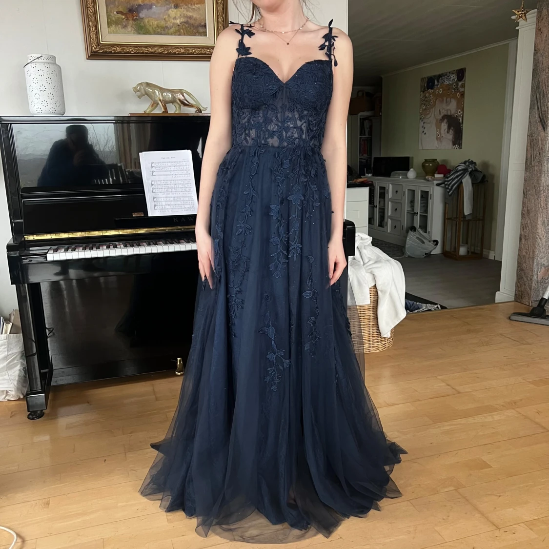 Marinblå balklänning med spetsdetaljer och fina stenar