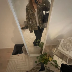 Camouflagejacka/ vårjacka från Superdry - Säljer denna supersnygga ”militär jacka” från superdry!💗 Den är i jättebra skick och har inga defekter, passar även de flesta storlekarna💕
