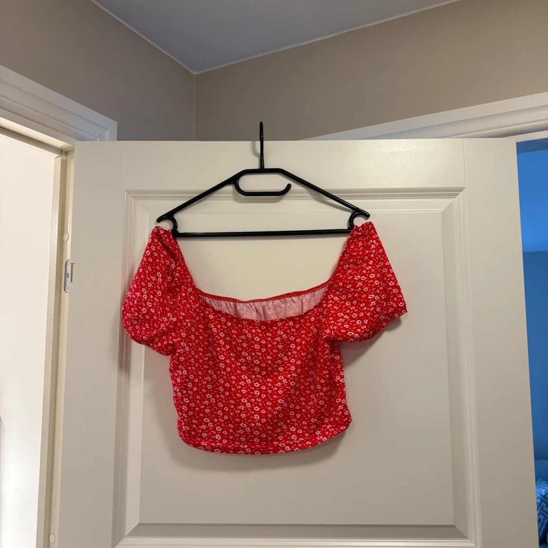 Blå topp och röd blommig offshoulder topp - 1