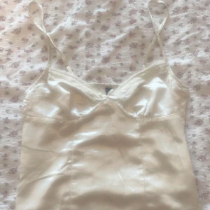 Linne från H&M Divided - Gulligt, vitt/beige linne från H&M. Använd några gånger men är i bra skick! Storlek xs men sitter mer som xxs. 🤍🩵
