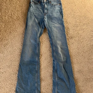 Blå bootcut jeans - Snygga blå bootcut jeans med klassisk femficksdesign. Perfekta för en avslappnad stil. De har en bekväm passform. De är ifrån H&M divided, ställ gärna frågor om det är nått ni undrar!